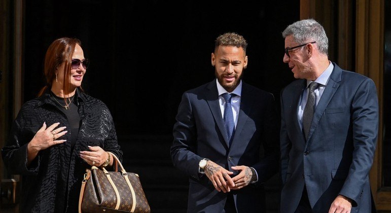 Neymar e sua mãe chegando ao tribunal na Espanha nesta terça (18)