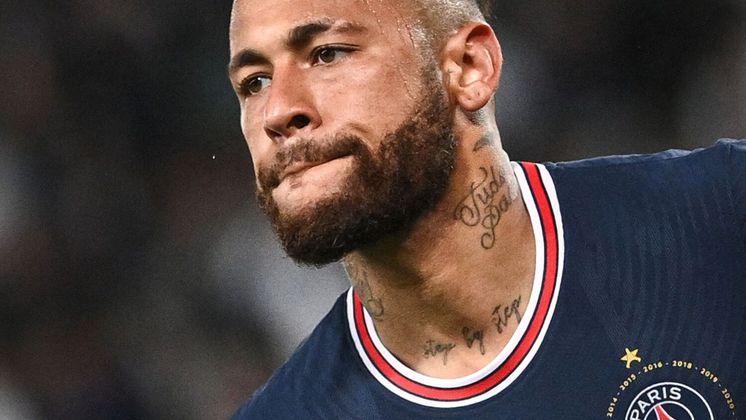 A passagem de Neymar pelo PSG não é marcada por grandes atuações. O clube francês continuou ganhando as mesmas competições (Ligue 1, Copa da França, Copa da Liga Francesa e a Supercopa da França) e não conseguiu a tão sonhada Champions League. Na realidade, o jogador acabou se envolvendo em ainda mais polêmicas extra-campo. A vida agitada, com festas e baladas, não agrada a imprensa francesa e os torcedores do Paris, que até já protestaram em frente a casa do atleta pedindo que ele fosse embora