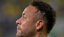 Neymar mostra indignação após ser atingido por saco de pipoca