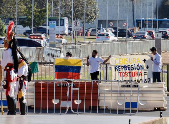 Do lado de fora do Palácio Itamaraty, local do encontro com Lula e diversos presidentes da América do Sul, alguns venezuelanos se reuniram para protestar contra as condições que os compatriotas enfrentam no país vizinho, comandado por Maduro 