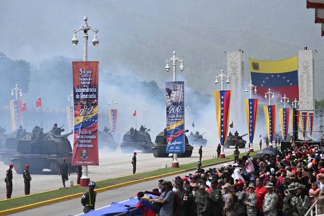 Os tanques desfilaram pelas ruas da capital, Caracas