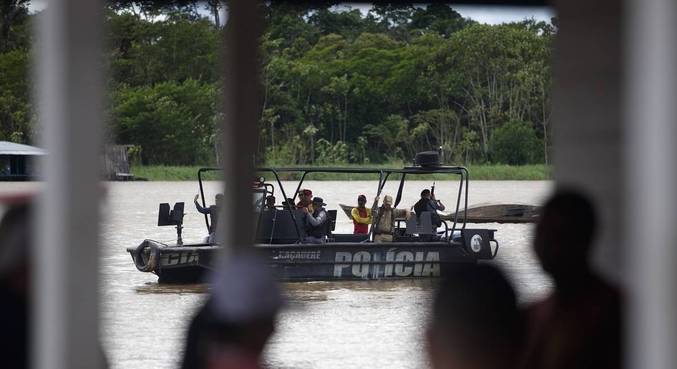 Uma patrulha com policiais e bombeiros sai de Atalaia do Norte em busca de Bruno Pereira e Dom Phillips, em 11 de junho de 2022 