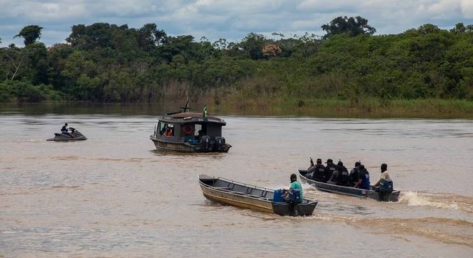 Socorristas se dirigem ao local onde estariam enterrados os corpos de bruno Pereira e Dom Phillips após indicações de suspeito, em 15 de junho de 2022