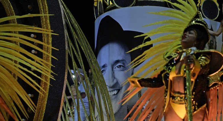 Desfile da S&atilde;o Clemente sobre Paulo Gustavo tem problemas e gera lamentos  nas redes - Entretenimento - R7 Famosos e TV