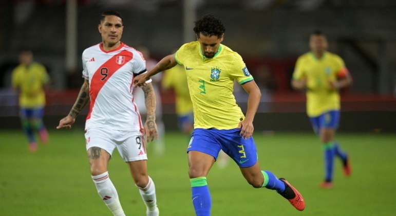 Paolo Guerrero, conhecido dos brasileiros, deu trabalho para a marcação