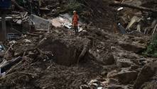 Bombeiros seguem buscas por vítimas do temporal em Petrópolis