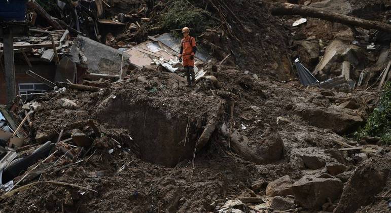 Bombeiros seguem no trabalho de resgate de vítimas dos deslizamentos em Petrópolis