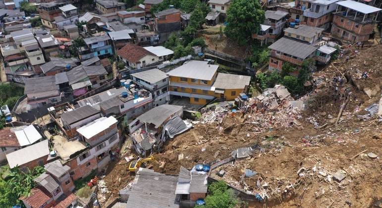 Bombeiros buscam vítimas de deslizamento em Petrópolis (RJ)