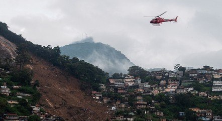 Helicóptero dos Bombeiros sobrevoa área de deslizamento