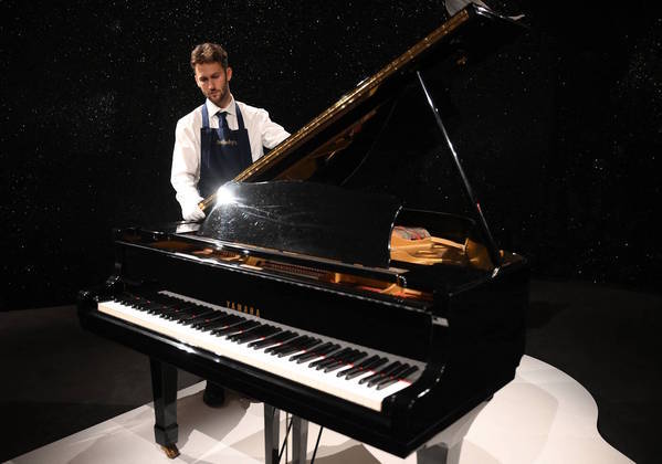 Piano de Freddie Mercury: O instrumento foi vendido, na quarta-feira (6), em Londres, por mais de US$ 2 milhões (cerca de R$ 10 milhões), como parte de um leilão organizado pela Sotheby's de milhares de itens que pertenceram ao carismático vocalista do Queen