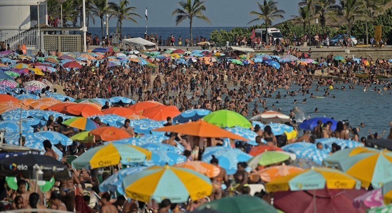 Praia do Rio de Janeiro lotada, mesmo com nova onda impulsionada pela Ômicron