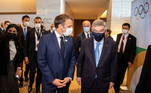 O presidente da França, Emmanuel Macron (esquerda), é um dos poucos líderes mundiais que estão em Tóquio para a cerimônia de abertura. Na imagem, Macron aparece ao lado do presidente do COI (Comitê Olímpico Internacional), Thomas Bach