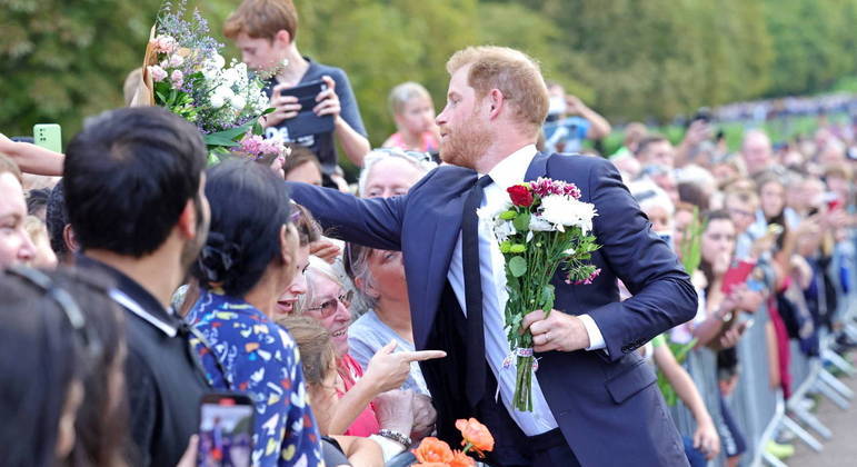 Príncipe Harry afirmou que a avó já faz falta não só para a família, mas 'para o mundo inteiro'