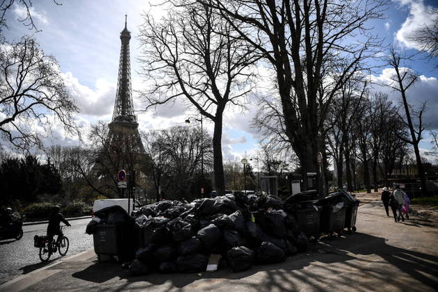 Na Torre Eiffel, um dos principais pontos turísticos do mundo, o lixo se acumula nas ruas ao redor porque a coleta está comprometida. Os lixeiros engrossaram a lista de categorias que aderiram à greve
