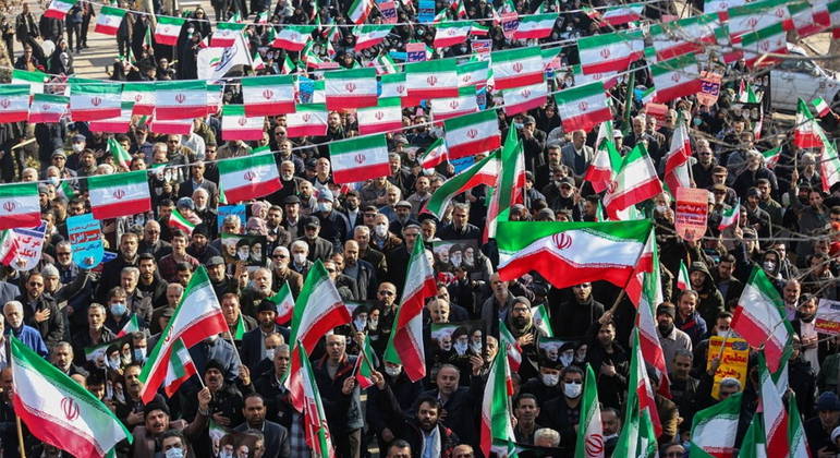 Irã sofre onda de protestos a favor, como o da foto, e contrários ao governo dos aiatolás