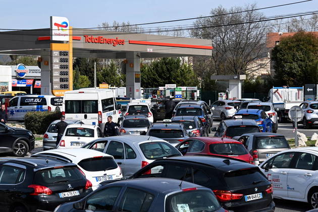 Os protestos provocam uma corrida aos postos de gasolina, já que os manifestantes interditaram a entrada de refinarias de combustível no país. Nesta foto, motoristas fazem fila em Marselha para abastecer