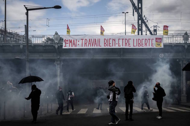 Em Lyon, a polícia precisou intervir e arremerrou bombas de gás lacrimogêneo contra os manifestantes