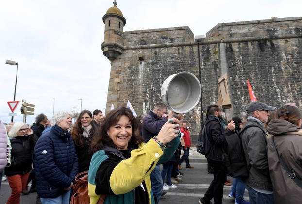 Para completar, houve quem levasse panelas para as ruas. Tudo para fazer muito barulho contra a impopular reforma da previdência de Emmanuel Macron