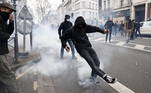 Em Lille, no norte do país, também há enfrentamento entre polícia e manifestantes. Nesta imagem, um rapaz chuta uma granada de gás de volta para as tropas militares durante uma manifestação 