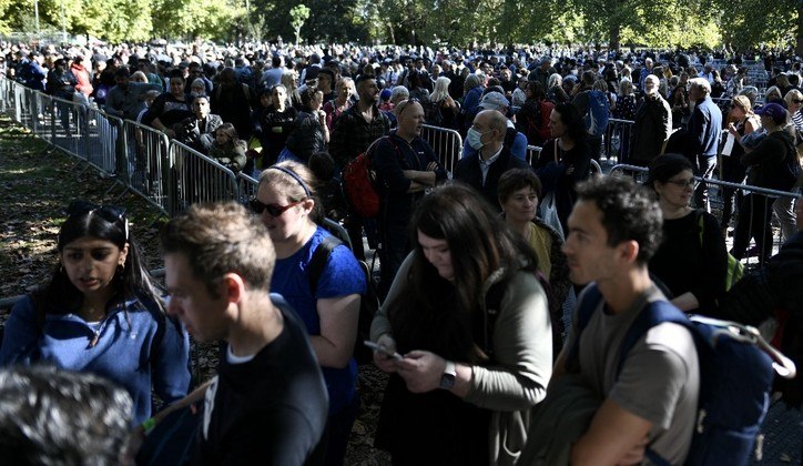 Members of the public join the queue in Southwark Park, south east London to wait to pay their respects to the late Queen Elizabeth II, lying in state in The Palace of Westminster in central London, on September 17, 2022. Queen Elizabeth II's death has triggered an outpouring of emotion, with tens of thousands from all backgrounds and many nations queueing for hours, often through the night, to pay their respects in Westminster Hall.
STEPHANE DE SAKUTIN / AFP
