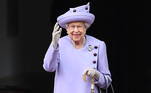 Nesta foto, tirada em 28 de junho de 2022, a rainha acena para a multidão durante apresentação das Forças Armadas. O chamado dos médicos aos familiares de Elizabeth acenderam o sinal de alerta