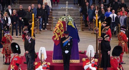 Público e guardas reais em torno do caixão da rainha