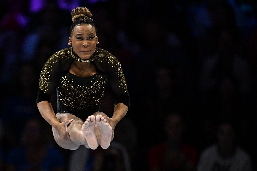 Simone Biles dá show, repete 'salto perfeito' e lidera o Mundial