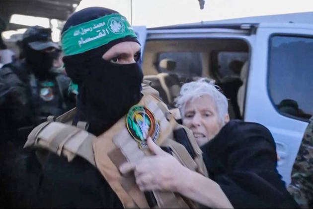 As primeiras imagens dos reféns libertados pelos terroristas do Hamas começaram a ser divulgadas pela imprensa mundial na noite desta sexta-feira (24). Ao todo, 24 pessoas sequestradas pelos extremistas foram libertadas — são 13 israelenses, dez tailandeses e um filipino