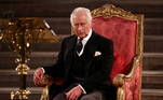 A primeira semana de reinado do rei Charles 3º foi repleta de eventos protocolares relacionados ao falecimento da mãe, a rainha Elizabeth 2ª. Entre as aparições públicas, o novo dono do trono britânico visitou os quatro reinos que formam o Reino Unido, além de se irritar com uma caneta em duas oportunidades