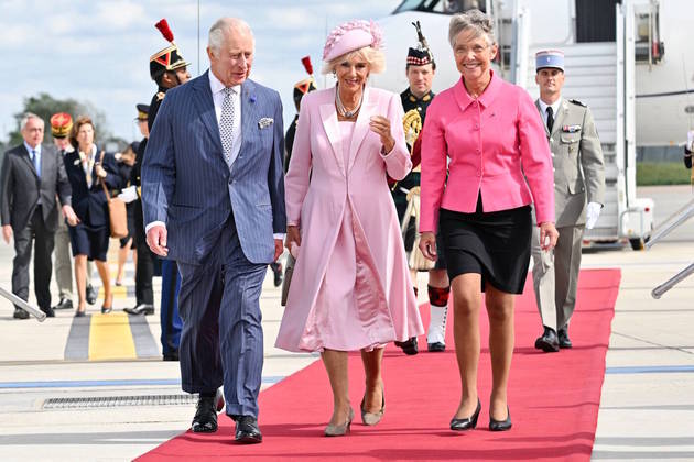 O rei Charles 3º e a mulher, a rainha consorte Camilla Parker, desembarcaram em Paris, na França, nesta quarta-feira (20), onde ficarão por três dias. Flagrados pelos fotógrafos assim que desceram da aeronave, os dois, em especial a rainha, chamaram a atenção pelo visual