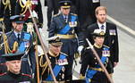 No trajeto até a Abadia de Westminster, o rei Charles 3º, o príncipe de Gales, William, o príncipe Harry, duque de Sussex, e a Princesa Anne caminharam até o local do funeral