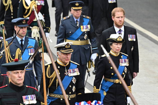 No trajeto até a Abadia de Westminster, o rei Charles 3º, o príncipe de Gales, William, o príncipe Harry, duque de Sussex, e a Princesa Anne caminharam até o local do funeral