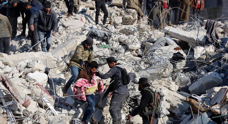 Depois de 48 horas do terremoto, equipes de resgate lutam para localizar sobreviventes sob os escombros
