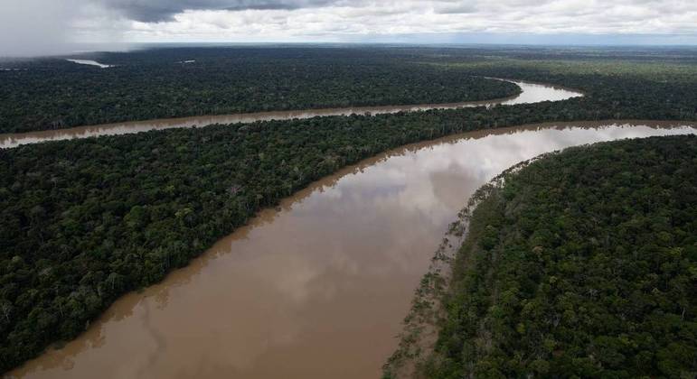 Helicóptero sobrevoa o rio Itaguaí, em Atalaia do Norte, durante buscas pelo jornalista Dom Phillips e o indigenista Bruno Pereira, em 10 de junho de 2022