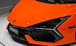 No detalhe do Lamborghini Revuelto, os faróis dianteiros acoplados ao para-choque arrojado