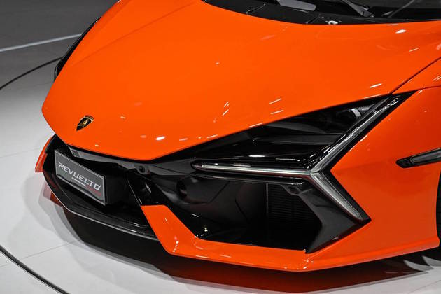 No detalhe do Lamborghini Revuelto, os faróis dianteiros acoplados ao para-choque arrojado
