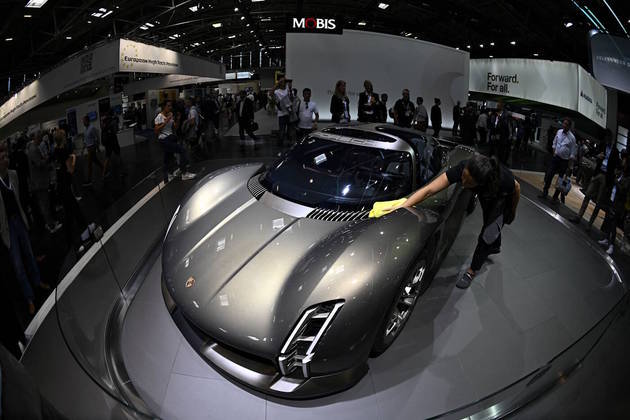 A Porsche levou o Mission X, um carro-conceito elétrico, para os visitantes conhecerem