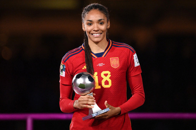 Antes da entrega do troféu, ocorreu a premiação da Fifa de Melhor Jogadora Jovem, Bola de Ouro e Luva de Ouro. A primeira chamada para receber o prêmio foi Salma Paralluelo, de 19 anos, que recebeu o título de Melhor Jogadora Jovem