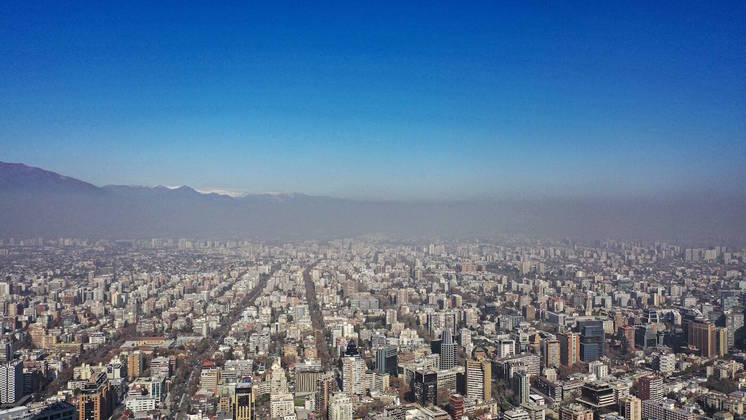 O termômetro superou 30ºC em São Paulo e atingiu 25ºC em Santiago do Chile, medições incomuns para o período. Os cientistas afirmam que as temperaturas elevadas são o resultado da mudança climática, acentuada neste ano pelo retorno do fenômeno El Niño, que se caracteriza por um aumento da temperatura das águas do Pacífico e provoca fenômenos climáticos extremos