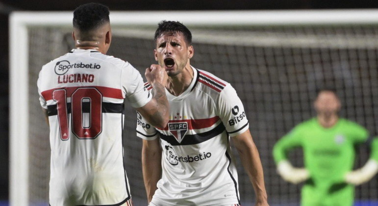 Calleri comemora gol do São Paulo com Luciano