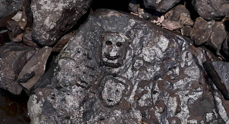 Antigas gravuras rupestres que reapareceram na região do Sítio Arqueológico das Lajes devido à forte seca que atinge os rios da região 