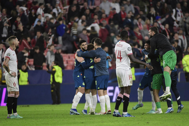O Sevilla, de Sergio Ramos, tropeçou mais uma vez e perdeu para o PSV, da Holanda, de virada, por 3 a 2. Com o revés, o clube espanhol amarga a lanterna do Grupo B e não tem mais chances de se classificar para as oitavas de final