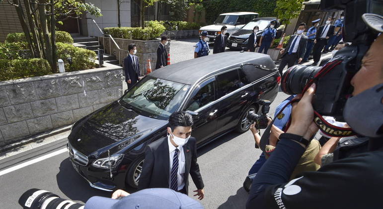 Carro fúnebre com o corpo de Shinzo Abe chega à residência do político em Tóquio