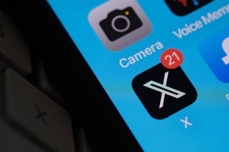 Aplicativo do novo Twitter, o X, no celular (Chris Delmas/AFP - 31.07.2023)