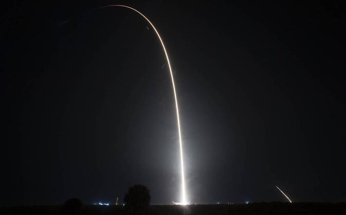 A cápsula Dragon, impulsionada por um foguete Falcon 9 da empresa do bilionário Elon Musk, partiu às 3h27 no horário do Centro Espacial Kennedy, na Flórida (4h27 em Brasília). Ao menos 10 mil pessoas acompanharam o lançamento de perto. 