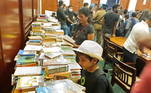 E a biblioteca? Sim, o local de leitura do presidente do Sri Lanka é recheado de obras. As crianças que estão no protesto, acompanhadas das mães, escolheram os livros para ler durante o protesto