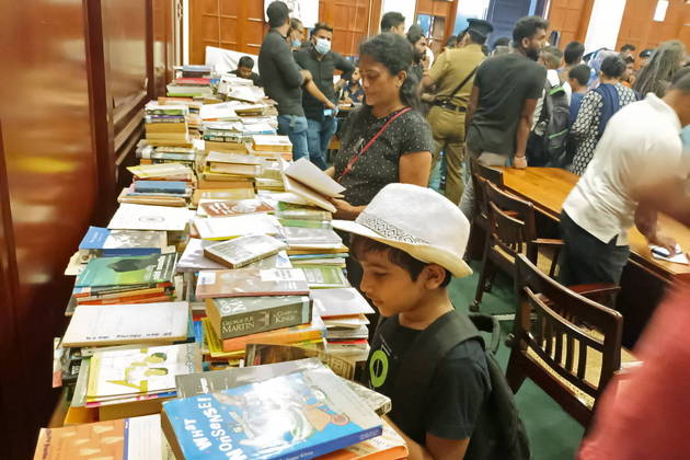 E a biblioteca? Sim, o local de leitura do presidente do Sri Lanka é recheado de obras. As crianças que estão no protesto, acompanhadas das mães, escolheram os livros para ler durante o protesto