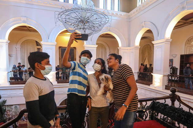As selfies também fizeram parte do cotidiano das pessoas que estão na casa do presidente do Sri Lanka, um país localizado ao sul da Índia, na Ásia