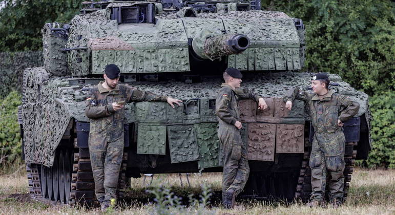 Leopard 2, feito na Alemanha, é resistente a minas, tem canhão de 120 mm e chega a 70 km/h