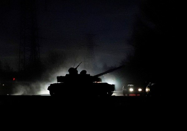 Tanque do Exército da Ucrânia atravessa rua de Donetsk